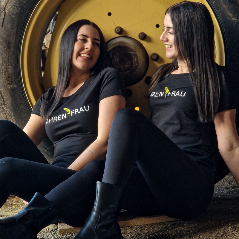 Dorfkind-Aehrenfrau_TShirt-schwarz-twinko-1