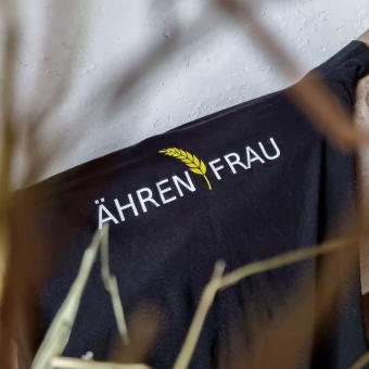 Dorfkind-Aehrenfrau_TShirt-schwarz-twinko-2